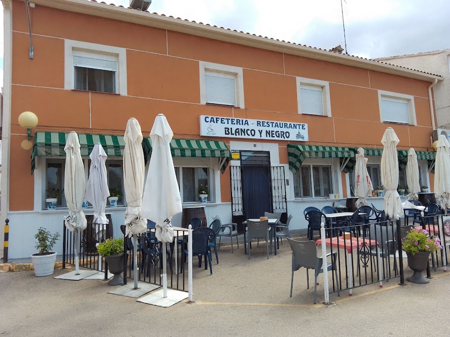 Cafetería - Restaurante "Blanco y Negro"