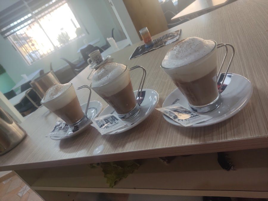 CONFITERÍA-PASTELERÍA "LA GUINDA" HAMBURGUESERÍA-PIZZERIA