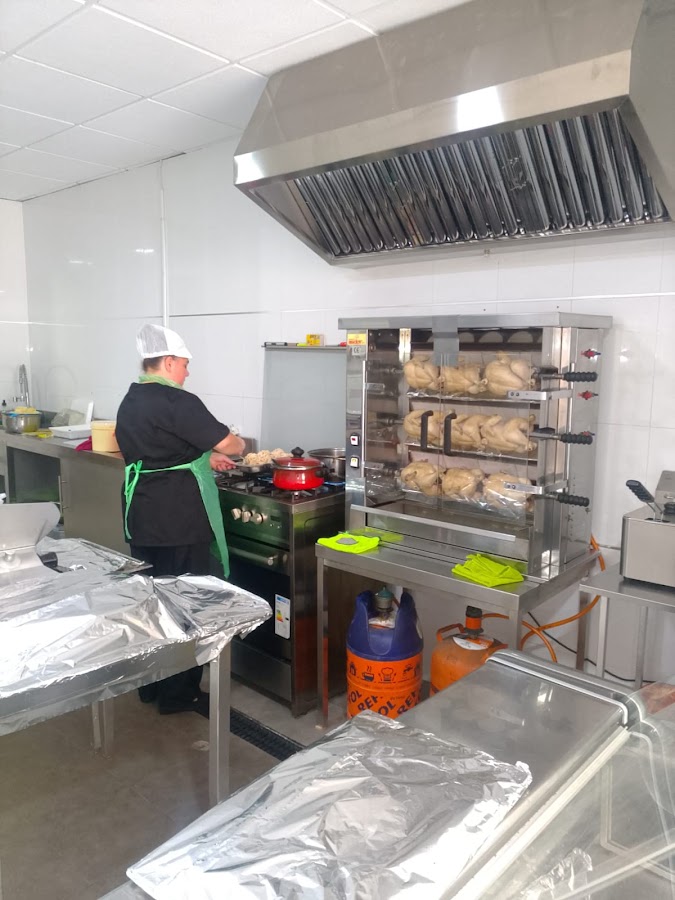 Tres hermanos - Asador de pollos