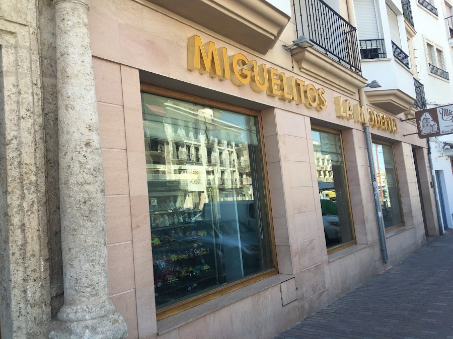 Pastelería Confitería LA MODERNA.