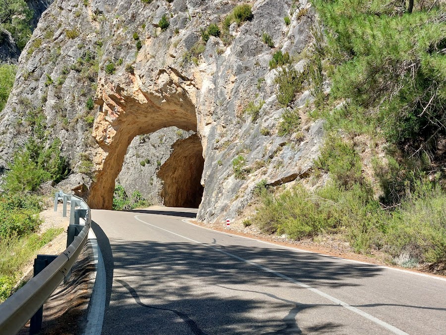 Puerta del Infierno - Túneles excavados en roca del Río Escabas